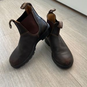 Blundstones in Brown
